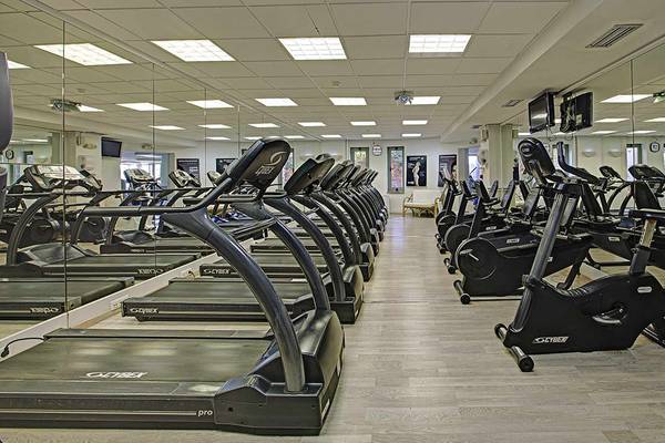 Fitnesscenter im Candia Maris Resort & Spa mit einer Reihe von Laufbändern