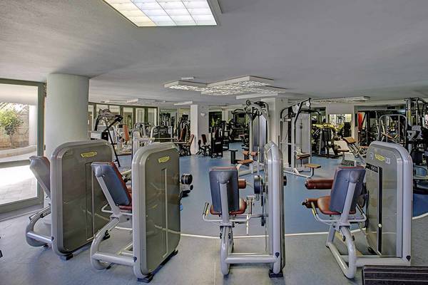 Fitness-Center im Candia Maris Resort & Spa mit verschiedenen Trainingsgeräten.