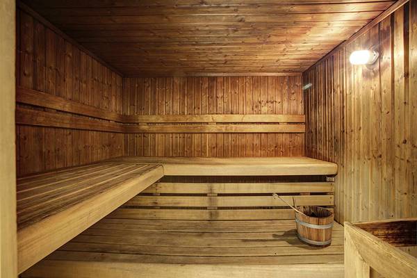 Sauna im Candia Maris Resort & Spa mit Holzwänden und Bänken