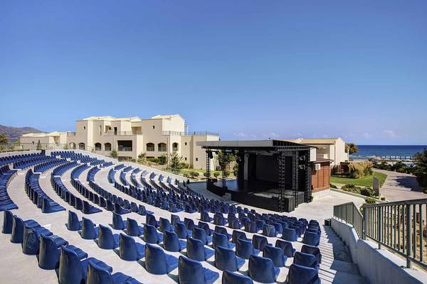 Freiluft-Theater des Candia Maris Resorts mit Blick auf das Meer und das Hotel