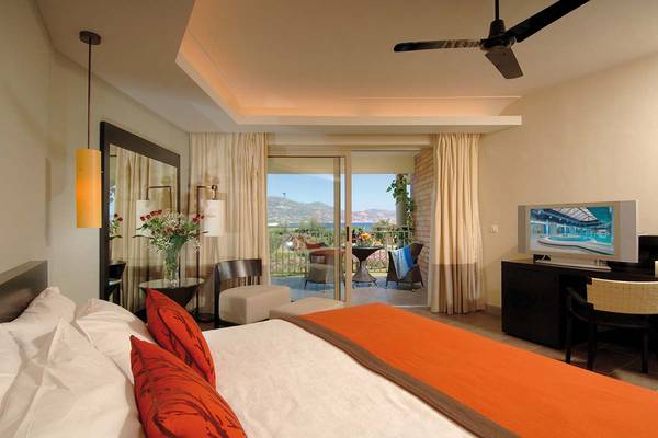 Innenansicht der Suite im Candia Maris Resort mit Blick auf den Balkon und das Meer.