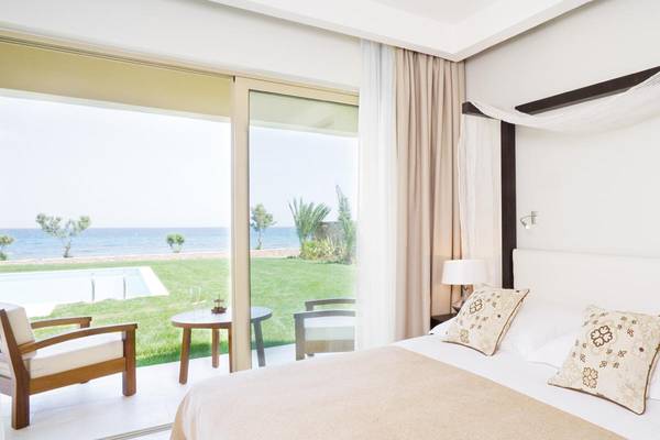 Schlafzimmer im Candia Maris Resort & Spa mit Blick auf das Meer und einen Swimmingpool