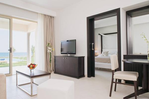 Innenansicht eines Zimmers im Candia Maris Resort & Spa Hotel mit Blick auf das Meer.