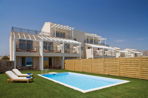 Villa des Candia Maris Resorts & Spa mit Pool und Loungebereich im Freien