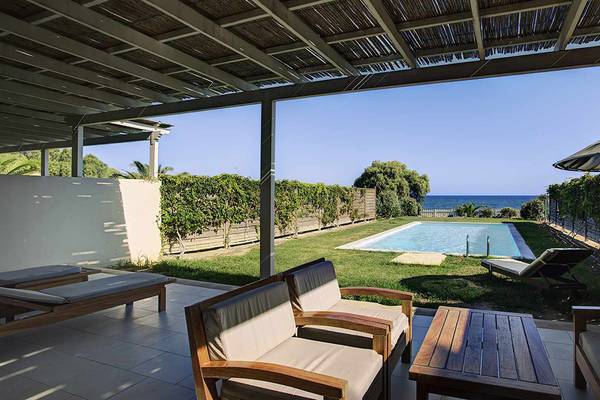 Terrasse des Candia Maris Resorts mit Blick auf den Pool und das Meer