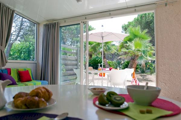 Frühstücksbereich im Belambra Clubs Pineto Hotel mit Blick auf eine Terrasse und Garten.
