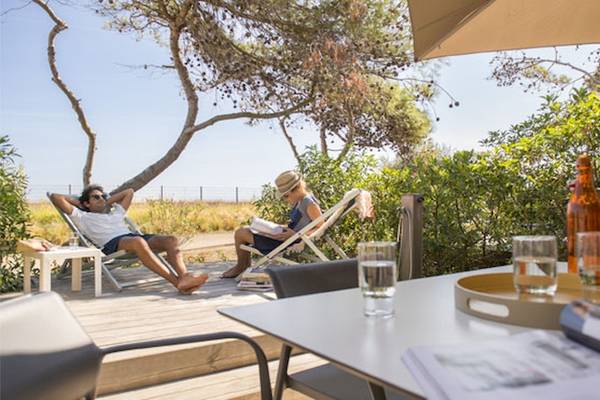 Gäste entspannen auf der Terrasse des Belambra Clubs Pineto.