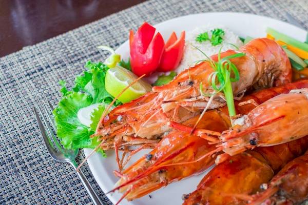 Ein Teller mit gegrillten Garnelen, Reis und Gemüse im Hotel La Pirogue Mauritius.
