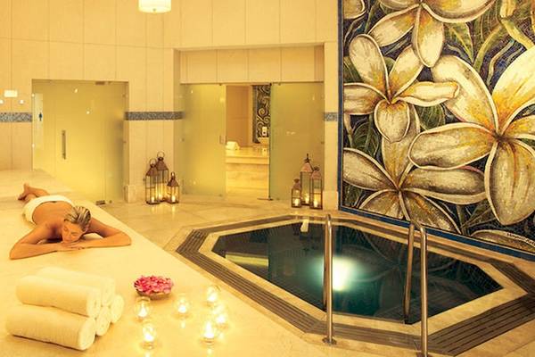 Spa-Bereich im Hotel La Pirogue Mauritius mit einem Mann und einer Frau, die sich entspannen.