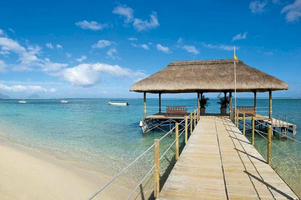 Strandszene mit Pavillon im La Pirogue Mauritius Hotel