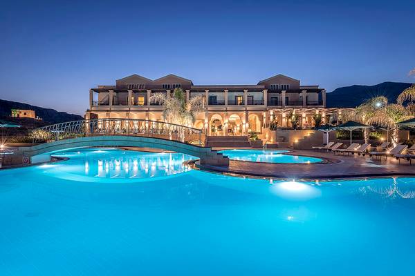 Mitsis Lindos Memories Resort & Spa Pool bei Nacht mit beleuchtetem Hotel im Hintergrund
