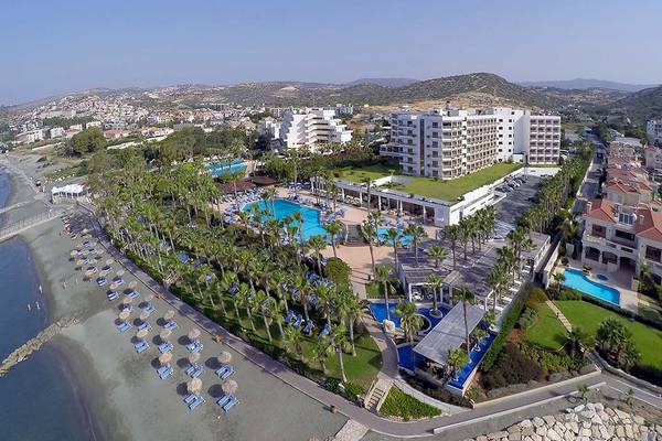 Luftaufnahme des GrandResort Limassol mit Swimmingpools, Sonnenliegen und Gebäuden