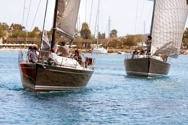 Zwei Segelboote im Wasser mit Leuten vor dem Sani Club Hotel