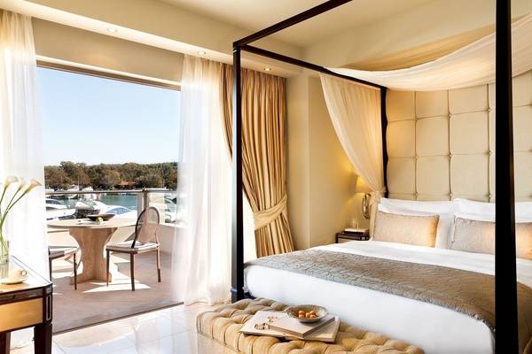 Hotelzimmer des Sani Club mit Aussicht auf den Hafen und Meer.