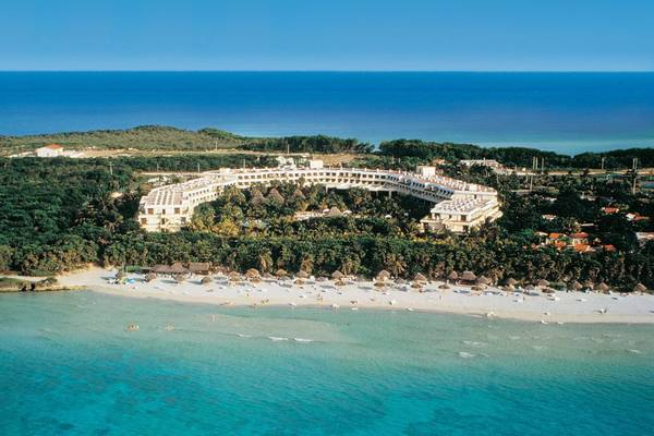 Luftaufnahme des Sol Palmeras Hotels, umgeben von Palmen und einem weißen Sandstrand.