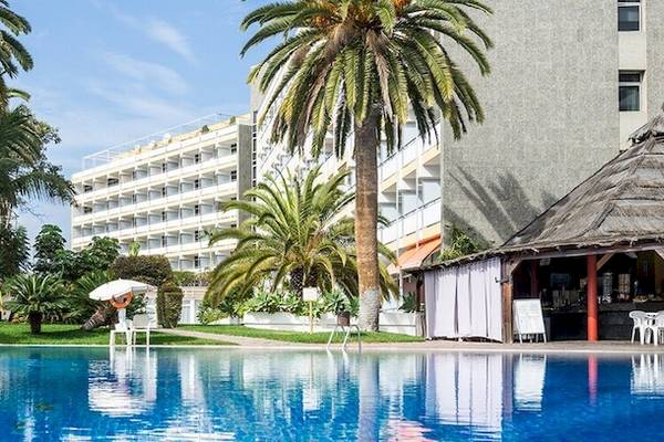 Der Poolbereich des Bluesea Interpalace Hotels mit Palmen und Gebäuden im Hintergrund.