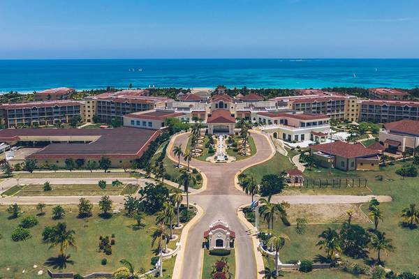Luftaufnahme des Iberostar Laguna Azul Hotels mit Blick auf das Meer und den Himmel.