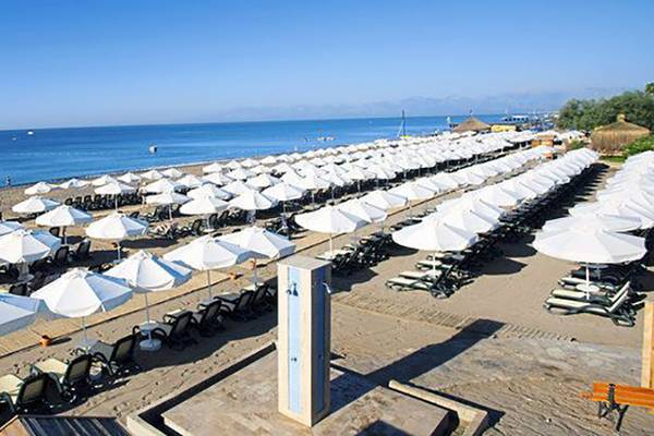 Strand des Crystal Tat Beach Golf Resort & Spa mit vielen Sonnenschirmen und Liegen