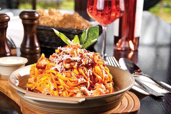 Spaghettigericht auf einem Tablett im Crystal Tat Beach Golf Resort & Spa.