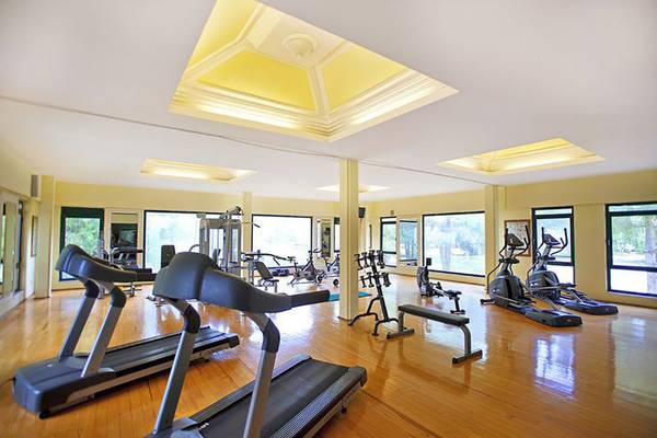 Fitness-Center im Crystal Tat Beach Golf Resort & Spa mit Laufbändern und anderen Geräten.