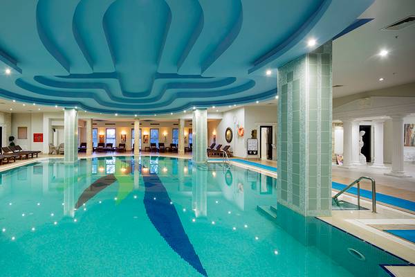 Innenpool im Crystal Tat Beach Golf Resort & Spa mit blauen Wänden und Mustern.