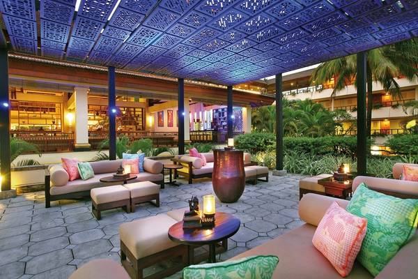 Loungebereich des Nusa Dua Beach Hotel & Spa mit blauer Beleuchtung und bequemen Sitzmöbeln.