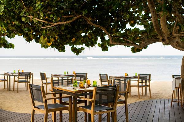 Außenterrasse des Nusa Dua Beach Hotel & Spa mit Blick auf den Ozean