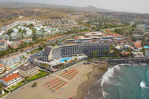 Luftaufnahme des Don Gregory by Dunas Hotels mit Pool, Strand und vielen Gästen.
