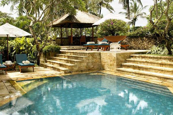 Poolbereich im Nusa Dua Beach Hotel & Spa mit Lounges und Pavillon