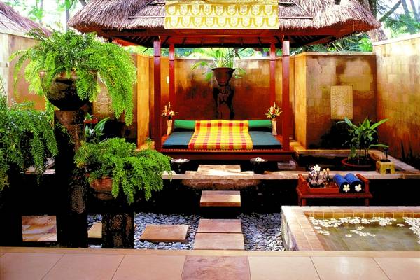 Loungebereich des Nusa Dua Beach Hotel & Spa mit Überdachtem Bett und Pflanzen