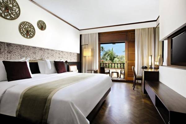 Schlafzimmer im Nusa Dua Beach Hotel & Spa mit Bett, Balkon und Fernseher