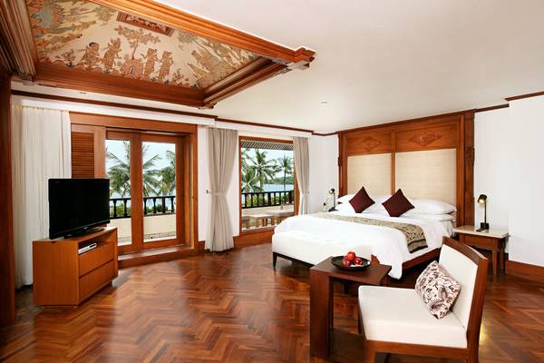 Innenansicht eines Schlafzimmers im Nusa Dua Beach Hotel & Spa mit Blick auf das Meer.