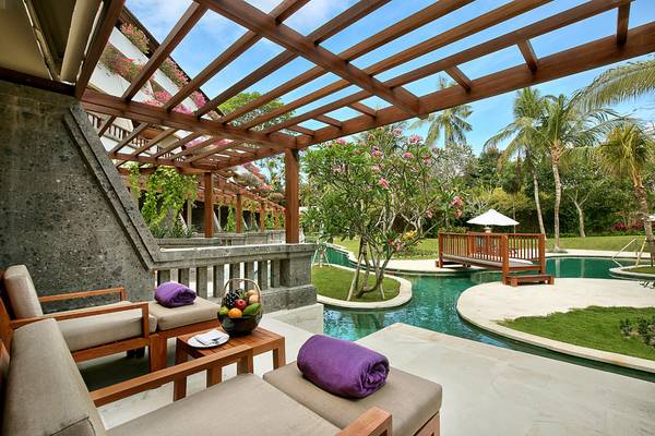Terrasse des Nusa Dua Beach Hotel mit Blick auf den Pool und Garten