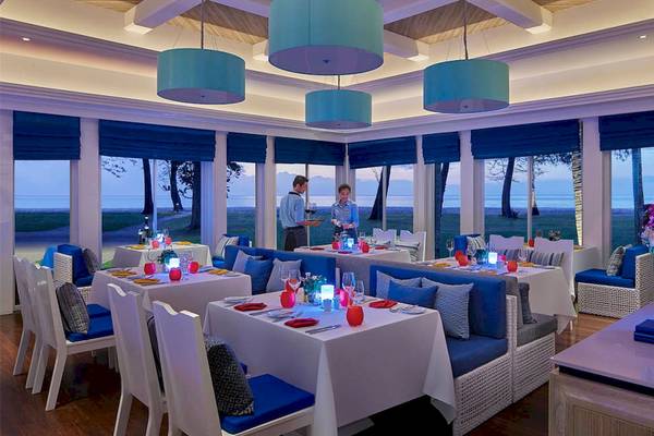 Innenansicht des Restaurants im Dusit Thani Laguna Phuket mit Blick auf das Meer.
