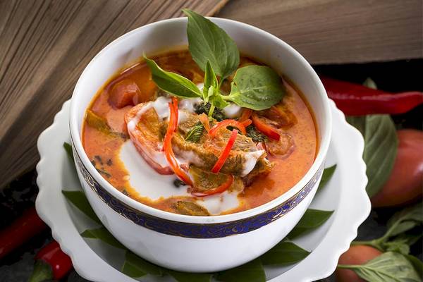 Thai Curry im weißen Porzellanschale des Dusit Thani Laguna Phuket