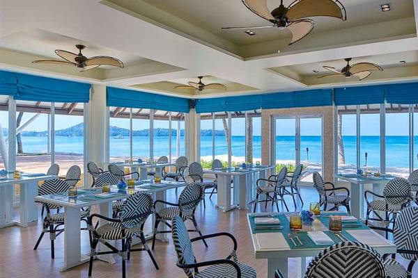 Innenansicht des Restaurants im Dusit Thani Laguna Phuket mit Blick auf das Meer.