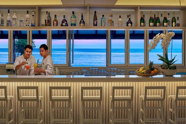 Zwei Männer hinter der Bar des Dusit Thani Laguna Phuket, mit Blick auf den Ozean