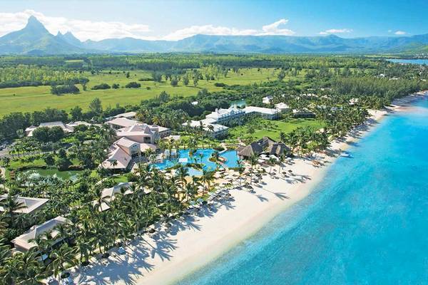 Luftaufnahme des Sugar Beach Mauritius Resorts mit Pool und grüner Landschaft.