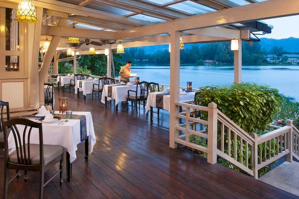 Terrasse eines Restaurants im Dusit Thani Laguna Phuket mit Blick auf den See