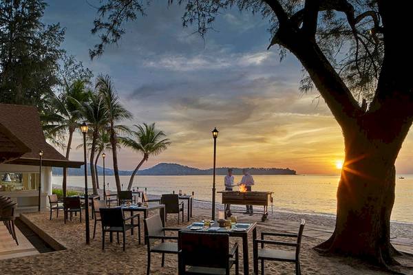 Sonnenuntergang am Strandgrill des Dusit Thani Laguna Phuket.