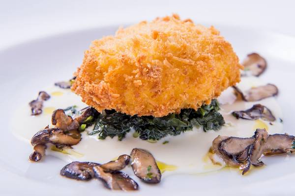 Knuspriges Kalbsschnitzel auf Spinat mit Pilzen im Dusit Thani Laguna Phuket