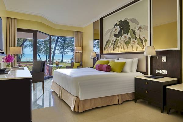 Innenansicht eines Zimmers im Dusit Thani Laguna Phuket Hotel mit Blick auf das Meer.