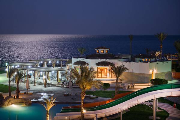 Amphoras Beach Hotel bei Nacht mit Meerblick, Pool und Wasserrutsche
