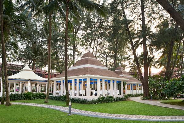 Außenbereich des Dusit Thani Laguna Phuket Hotels mit Pavillons und umliegender Grünanlage.