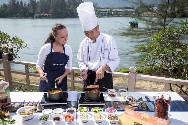 Kochkurs am Strand im Dusit Thani Laguna Phuket mit Blick auf den See.