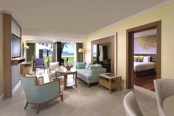 Innenansicht der Suite im Dusit Thani Laguna Phuket mit Blick auf das Meer.