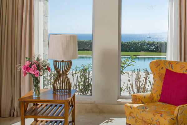 Zimmer im Xanadu Island Bodrum Hotel mit Blick auf den Pool und das Meer.