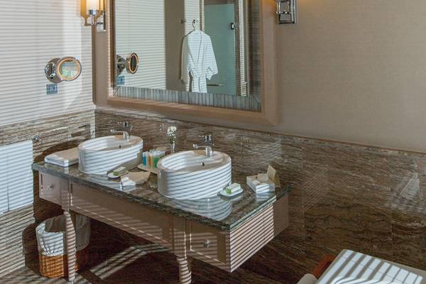 Badezimmer mit Doppelwaschbecken im Xanadu Island Bodrum Hotel.