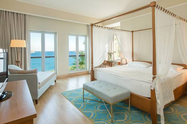 Hotelzimmer im Xanadu Island Bodrum mit vierposterbett und Meerblick