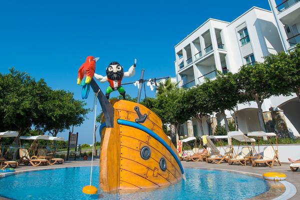 Piratenschiff im Poolbereich des Xanadu Island Bodrum Hotels.